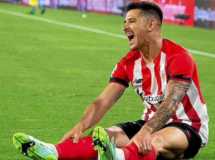 Yuri Berchiche se queja sobre el césped del Sánchez Pizjuán en un instante del encuentro disputado anoche entre el Sevilla y el Athletic.