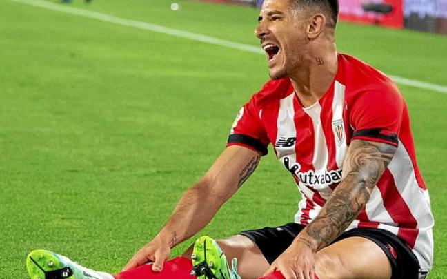 Yuri Berchiche se queja sobre el césped del Sánchez Pizjuán en un instante del encuentro disputado anoche entre el Sevilla y el Athletic.