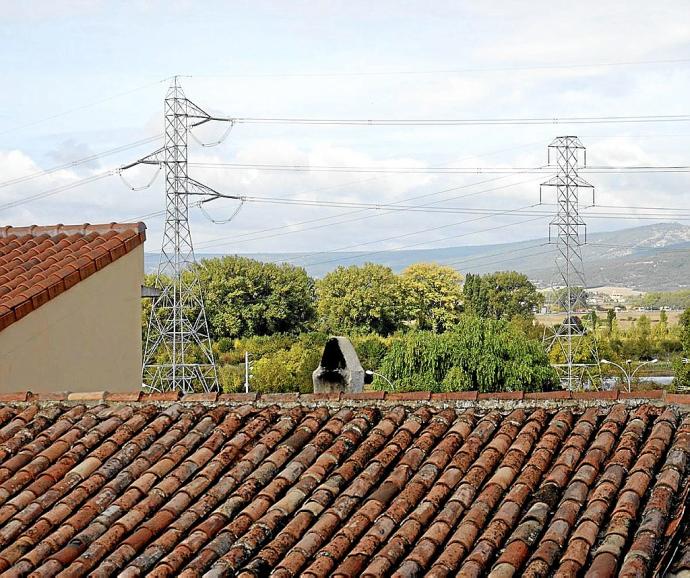 Torres de alta tensión a su paso por Álava. Foto: Jose Ramón Gómez