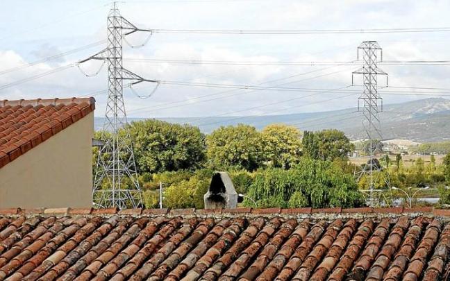 Torres de alta tensión a su paso por Álava. Foto: Jose Ramón Gómez