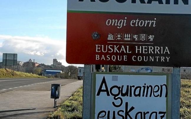 Cartel de llegada a Agurain.