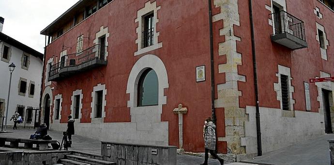 Personas caminando cerca del Ayuntamiento de Agurain.