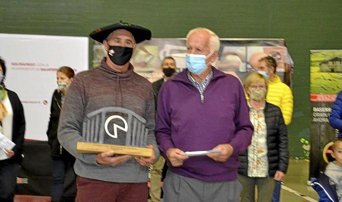 Patxi López de Uralde, último ganador del campeonato de queso de pastor de Álava en Agurain.