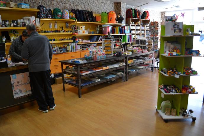 Una tienda de material escolar en Agurain.