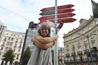 Agurtzane Telleria frente a la oficina de turismo de Bilbao en la Plaza Circular