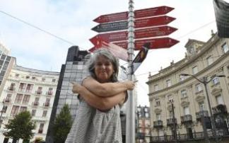 Agurtzane Telleria frente a la oficina de turismo de Bilbao en la Plaza Circular