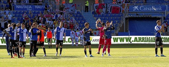 Los jugadores del Alavés saludan a la afición tras la última victoria ante el Rayo Vallecano en Mendizorroza. Foto: Josu Chavarri