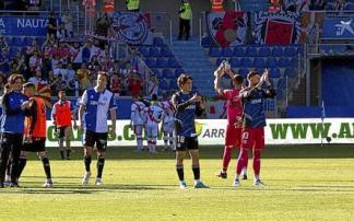 Los jugadores del Alavés saludan a la afición tras la última victoria ante el Rayo Vallecano en Mendizorroza. Foto: Josu Chavarri