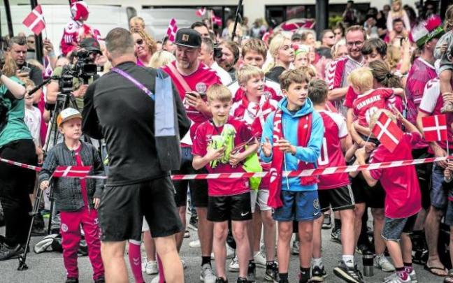 Kasper Hjulmand, seleccionador danés, atiende a los aficionados junto al hotel de concentración en Londres. Foto: N.G.
