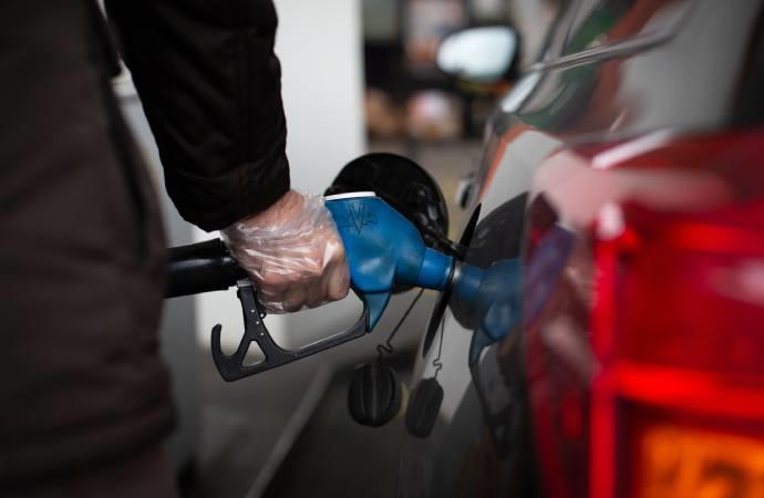 Un hombre reposta en una gasolinera.