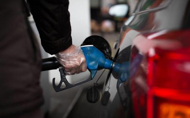 Un hombre reposta en una gasolinera.