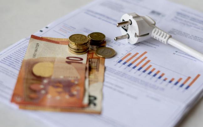 La luz es uno de los principales gastos domésticos.