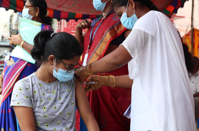 Una mujer recibe una dosis de la vacuna contra la covid en la India.