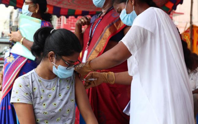 Una mujer recibe una dosis de la vacuna contra la covid en la India.