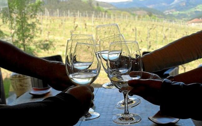 Brindis con Arabako Txakolina de un grupo de turistas en una de las bodegas de Aiaraldea. Brindis con Arabako Txakolina de un grupo de turistas en una de las bodegas de Aiaraldea.