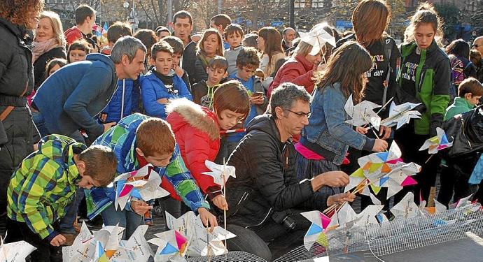 Familias del Valle de Ayala, en una jornada de apoyo al euskera en Amurrio.