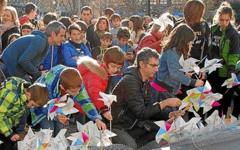 Familias del Valle de Ayala, en una jornada de apoyo al euskera en Amurrio.