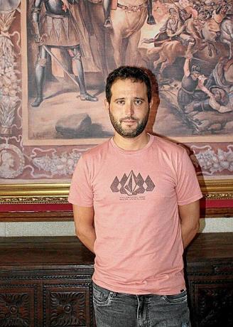 Aritz Burguete, alcalde de Aibar, en el zaguán del ayuntamiento.