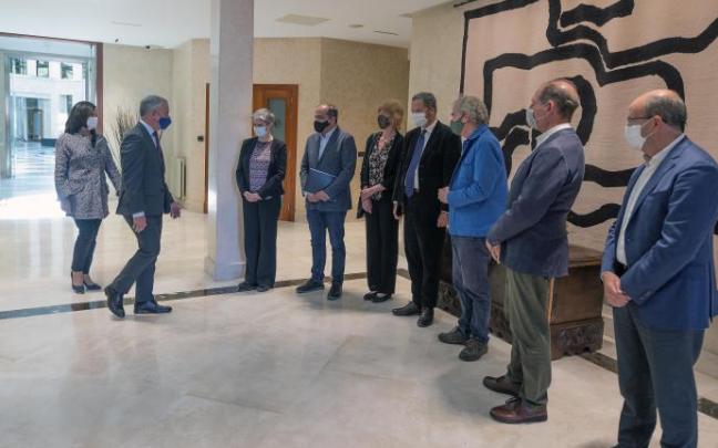 El lehendakari Iñigo Urkullu recibiendo a participantes en las jornadas organizadas por el Foro Social El lehendakari Iñigo Urkullu recibiendo a participantes en las jornadas organizadas por el Foro Social