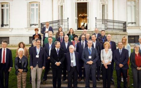 Imagen de los participantes en las jornadas internacionales ante la escalinata del palacio de Aiete Imagen de los participantes en las jornadas internacionales ante la escalinata del palacio de Aiete