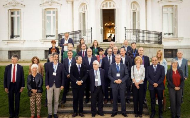 Foto de familia de los participantes en la primera jornada del 10º aniversario de Aiete. Foto de familia de los participantes en la primera jornada del 10º aniversario de Aiete.