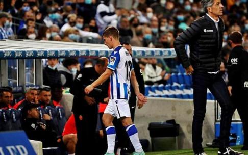Aihen Muñoz se retira del campo tras ser expulsado Aihen Muñoz se retira del campo tras ser expulsado