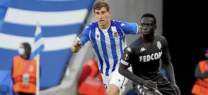 Aihen, en la imagen, en un lance del partido de la Europa League ante el Mónaco, se ha convertido en indiscutible para Imanol Alguacil.