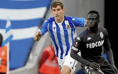 Aihen, en la imagen, en un lance del partido de la Europa League ante el Mónaco, se ha convertido en indiscutible para Imanol Alguacil.