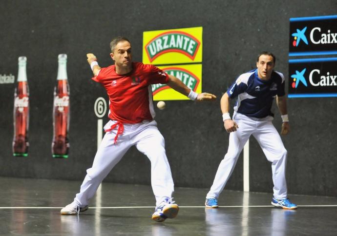 Irujo observa el golpeo de Olaizola II en las semifinales del Parejas de 2016 en el frontón Bizkaia.