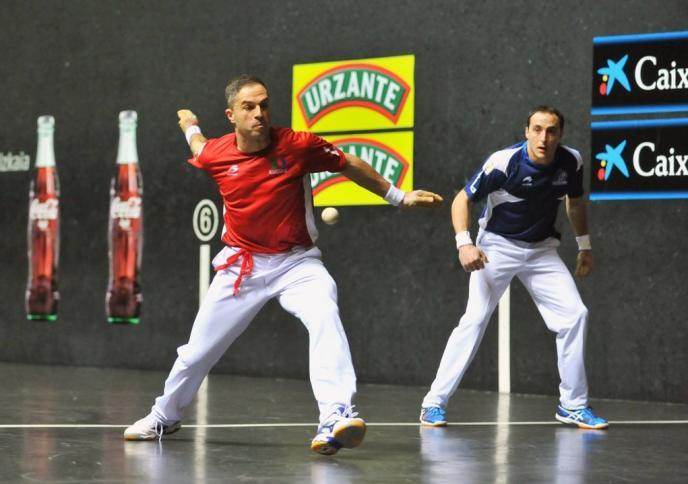 Irujo observa el golpeo de Olaizola II en las semifinales del Parejas de 2016 en el frontón Bizkaia.