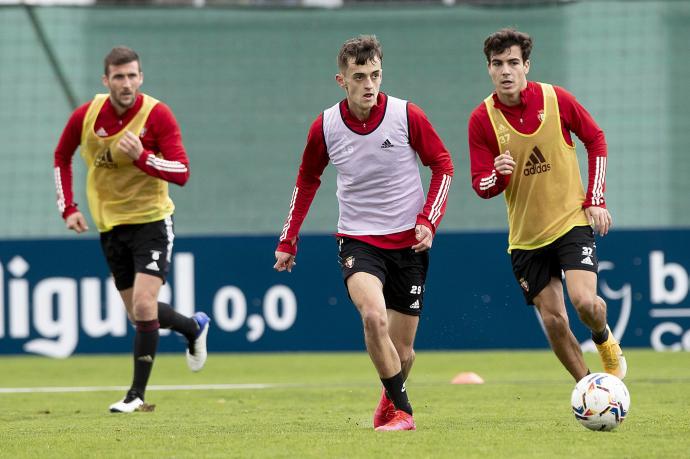 Aimar Oroz y Manu Sánchez, durante un entrenamiento con el primer equipo de Osasuna.