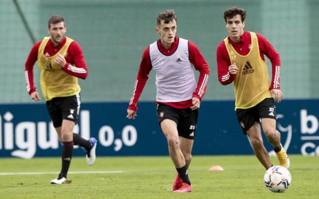 Aimar Oroz y Manu Sánchez, durante un entrenamiento con el primer equipo de Osasuna. Aimar Oroz y Manu Sánchez, durante un entrenamiento con el primer equipo de Osasuna.