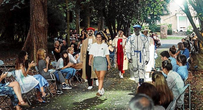 La legazpiarra Ainara Antxia, en el desfile de Chillida Leku. Foto: Jon Goda