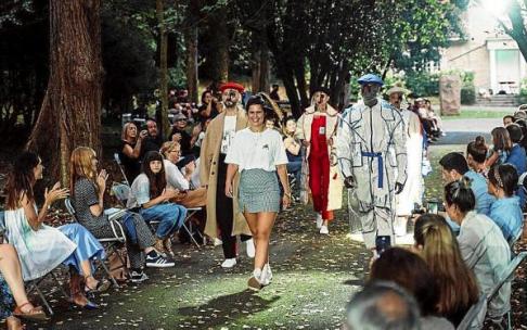 La legazpiarra Ainara Antxia, en el desfile de Chillida Leku. Foto: Jon Goda