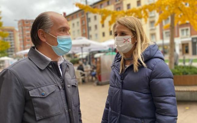Ainhoa Domaica compareciendo afuera de un establecimiento hostelero