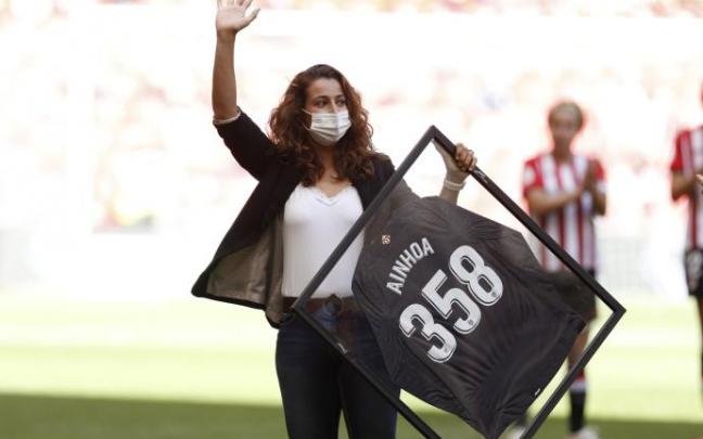 Ainhoa Tirapu recibiendo un homenaje en San Mamés.