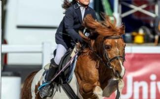 La joven amazona Aiora, con su poni Unclade Du Rocmet. La joven amazona Aiora, con su poni Unclade Du Rocmet.