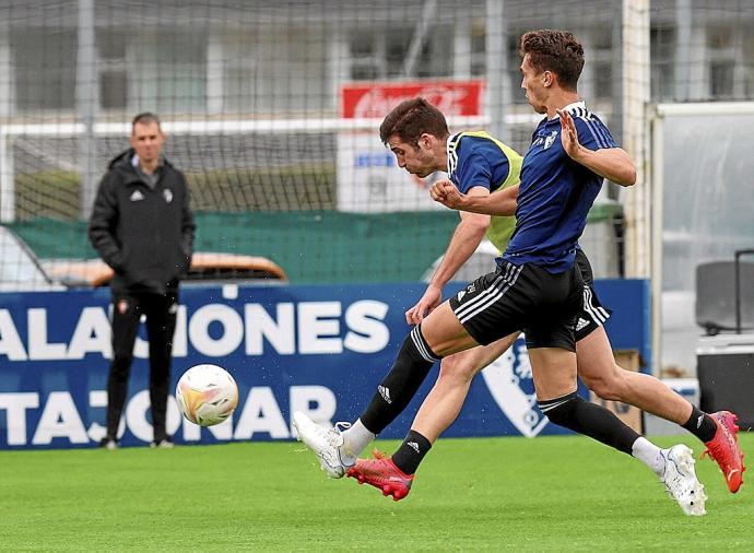 Jesús Areso y Lucas Torró, en una acción durante el partidillo matinal en Tajonar