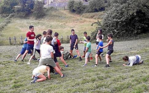 Umeak eta begiraleak jolasean. Argazkia: N.G.