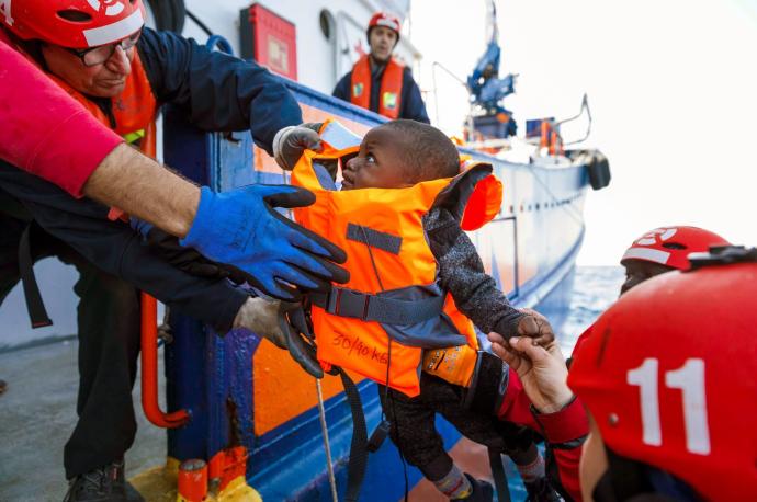 Voluntarios de la ONG Salvamento Marítimo Humanitario (SMH), que navegan a bordo del Aita Mari, rescatando a un bebé