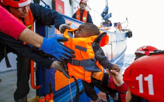 Voluntarios de la ONG Salvamento Marítimo Humanitario (SMH), que navegan a bordo del Aita Mari, rescatando a un bebé Voluntarios de la ONG Salvamento Marítimo Humanitario (SMH), que navegan a bordo del Aita Mari, rescatando a un bebé