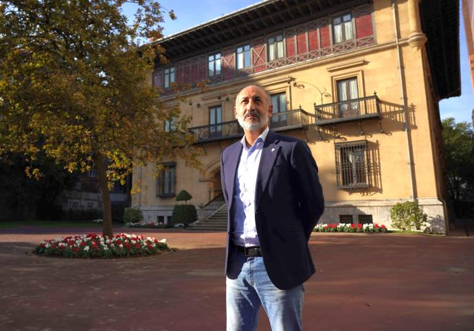 El presidente del Athletic, Aitor Elizegi, posa junto al Palacio de Ibaigane.