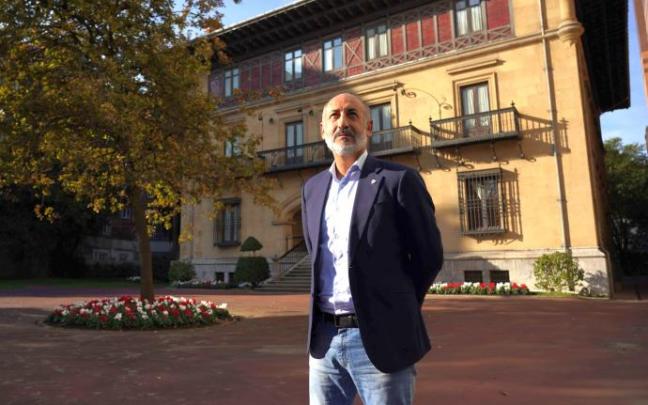 El presidente del Athletic, Aitor Elizegi, posa junto al Palacio de Ibaigane. El presidente del Athletic, Aitor Elizegi, posa junto al Palacio de Ibaigane.
