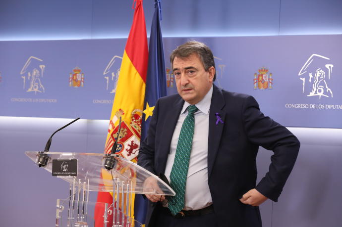 Aitor Esteban comparece tras una rueda de prensa.