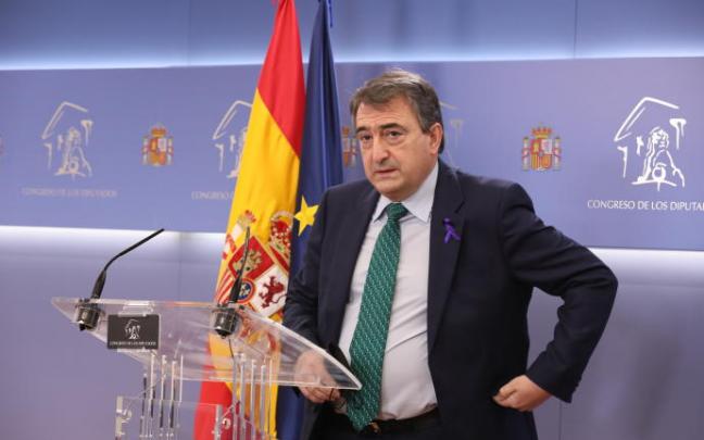 Aitor Esteban comparece tras una rueda de prensa.