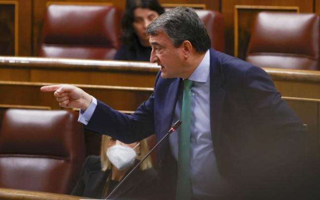 El portavoz de PNV, Aitor Esteban durante el Pleno del Congreso.
