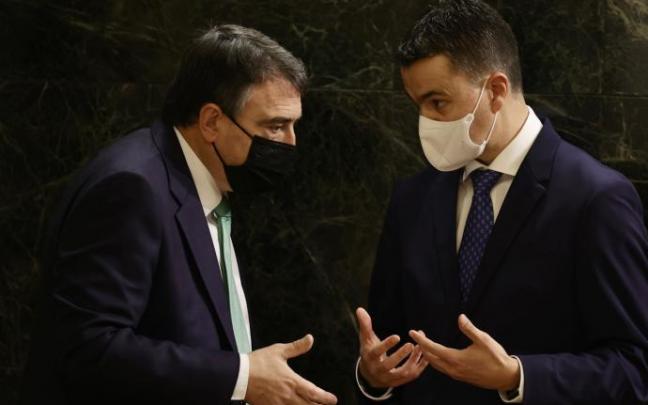 El portavoz del PNV en el Congreso de los Diputados, Aitor Esteban, con el socialista Héctor Gómez El portavoz del PNV en el Congreso de los Diputados, Aitor Esteban, con el socialista Héctor Gómez