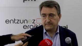 Aitor Esteban comparece ante los medios.