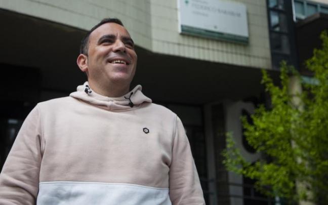 El educador social y director de Proyectos Cocurriculares en la Asociación Kokuk, Aitor Jiménez, frente al IES Federico Baraibar. Jorge Muñoz