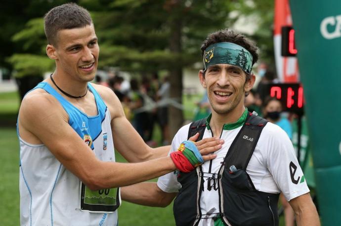 El ganador Aitor Blanco (izquierda) saluda a Ion Sola al término de la carrera larga.